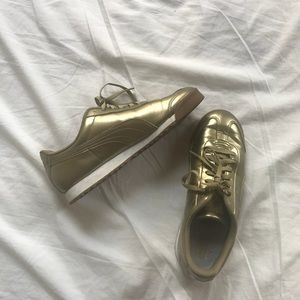 Classic Puma Roma Sneakers in Gold